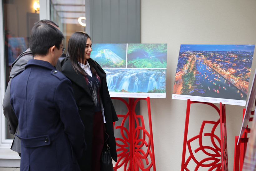Foreigners contemplate photos at the exhibition (Photo: VNA)