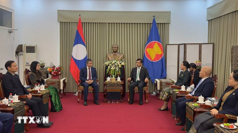 A delegation from the Vietnamese Embassy in China visits the Lao Embassy on December 1 to convey congratulations on the 50th National Day of Laos. (Photo: VNA)