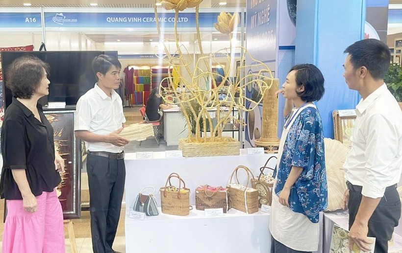 Customers learn about products at the Hanoi Giftshow 2025. (Photo: hanoimoi.vn)
