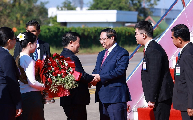 Prime Minister Pham Minh Chinh (third from right) arrives in Vientiane for the 48th meeting of the Vietnam–Laos Intergovernmental Committee. (Photo: VNA)
