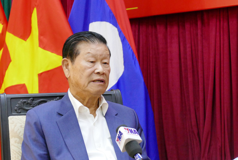 Former Politburo member and former Deputy Prime Minister of Laos Somsavath Lengsavad speaks to the Vietnam News Agency's resident correspondents in Vientiane. (Photo: VNA)
