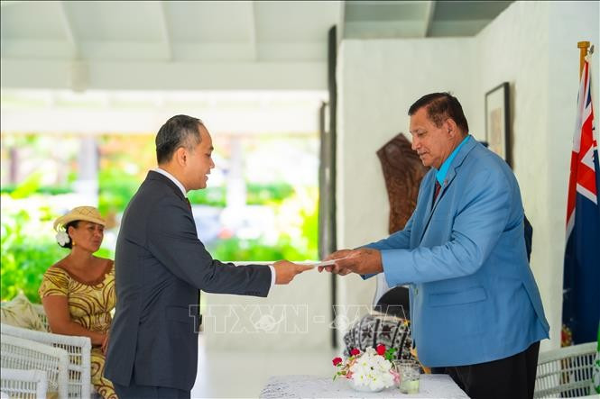 Vietnamese Ambassador to New Zealand and the Cook Islands Phan Minh Giang (L) presents his credentials to Sir Tom Marsters, Representative of King Charles III to the Cook Islands (Photo: VNA)