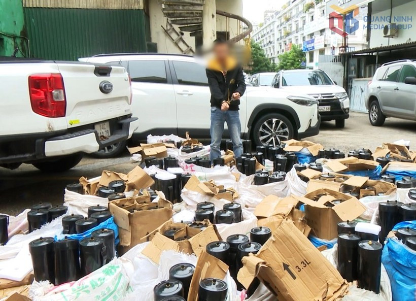 Five cars, 819 N₂O cylinders, 19,000 balloon shells, and various related items and documents involved in the case are seized. (Photo: VNA)
