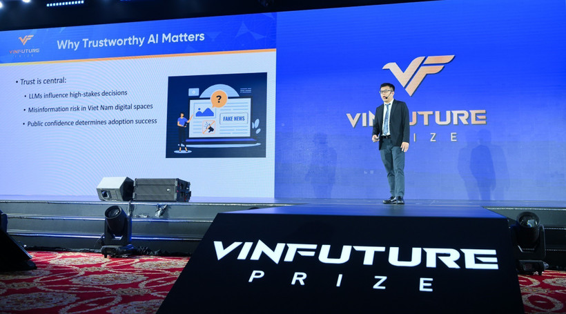 Assoc. Prof. Luu Anh Tuan, Executive Director of the Centre for Artificial Intelligence Research at VinUni University, speaks at the seminar. (Photo: VNA)