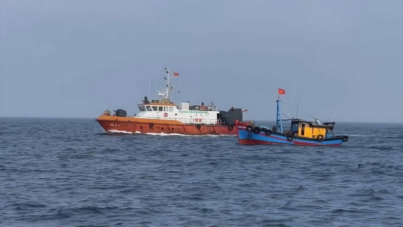 Authorities patrol and monitor fishing vessels at sea (Photo: VNA)