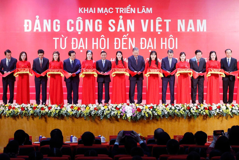 Party General Secretary To Lam (9th from left), together with senior Party and State officials, cut the ribbon to kick off the exhibition in Hanoi on December 26. (Photo: VNA)