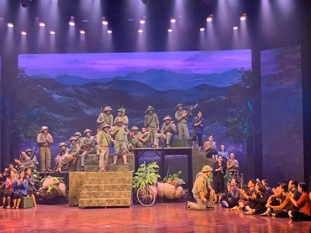 The Military Cheo Theatre’s production General Vo Nguyen Giap portrays the 56 arduous days and nights of courageous struggle by Vietnamese soldiers and civilians. (Photo: VNA) 