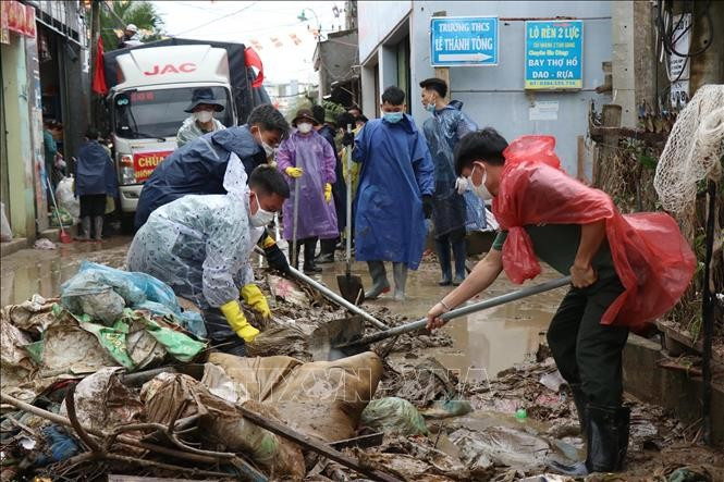 Armed forces help people clean up the environment to soon stabilise life after severe floods in Dak Lak province. (Photo: VNA)