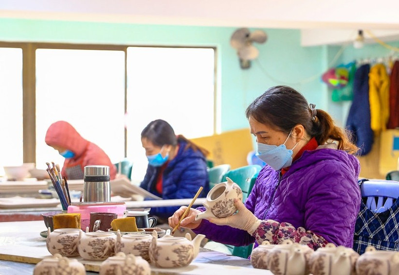 Workers make products for the Lunar New Year (Tet) in Hanoi's Bat Trang commune. (Photo: hanoimoi.vn)