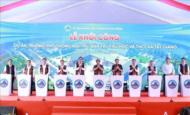 Prime Minister Pham Minh Chinh and delegates at the ground-breaking ceremony for Tay Giang Boarding and Semi-boarding School for Primary and Secondary Students in the central city of Da Nang's Tay Giang commune. (Photo: VNA)