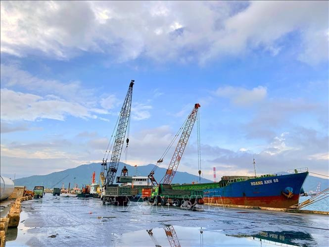 Loading and unloading goods at Vung Ang Port. (Photo: VNA)