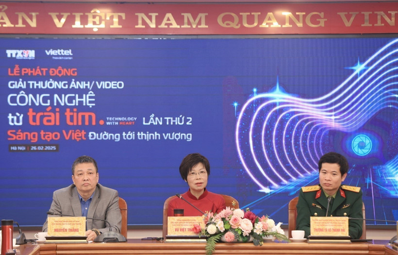 The “Technology with heart” organising committee answers reporters’ questions at the launch of the photo and video award in February. (Photo: VNA)