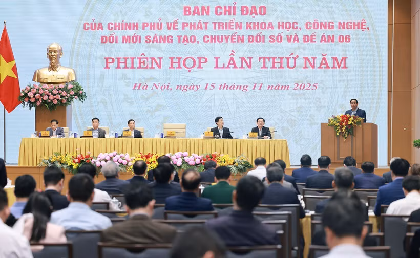 The fifth meeting of the Government’s Steering Committee on Science, Technology, Innovation, Digital Transformation, and Project 06 is held on November 15. (Photo: VNA)