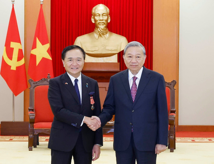 Party General Secretary To Lam (R) receives Kuroiwa Yuji, Governor of Kanagawa prefecture in Hanoi on November 15. (Photo: VNA)