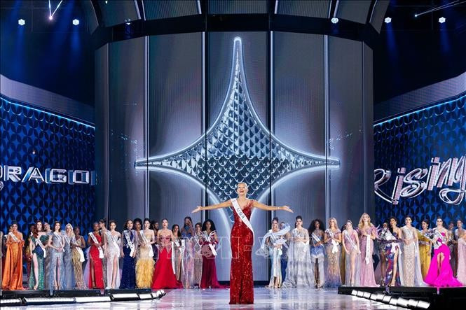 Yolina Lindquist, the representative of the US, is crowned Miss Cosmo 2025. (Photo published by VNA)