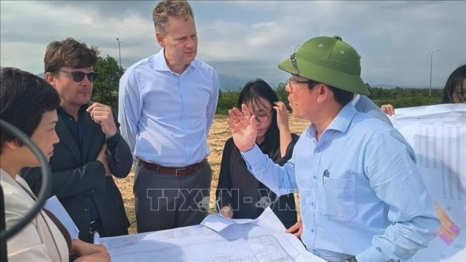 Vice Chairman of the municipal People’s Committee Tran Nam Hung (first, right) introduces the potential and development orientations of the Chu Lai Open Economic Zone. (Photo: VNA)