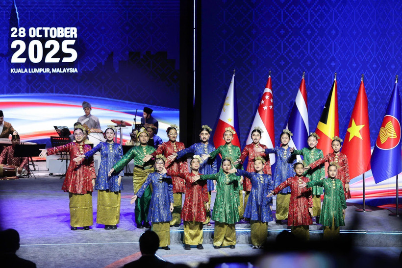 A performance at the closing ceremony of the 47th ASEAN Summit and Related Summits on October 28 afternoon (Photo: VNA)