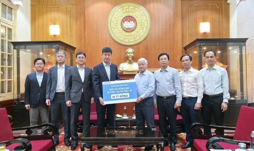 Samsung Vietnam donates 10 billion VND (over 379,000 USD) to help residents in flood-hit provinces overcome the consequences of recent storms. (Photo: samsung.com)
