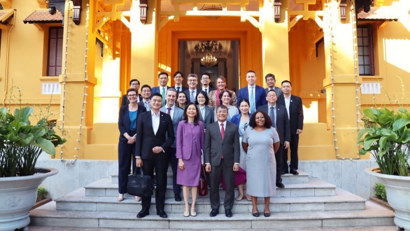 Permanent Deputy Minister of Foreign Affairs Nguyen Minh Vu meets with UN Resident Coordinator for Vietnam Pauline Tamesis and heads of UN development agencies in Hanoi on November 14. (Photo: baoquocte.vn)