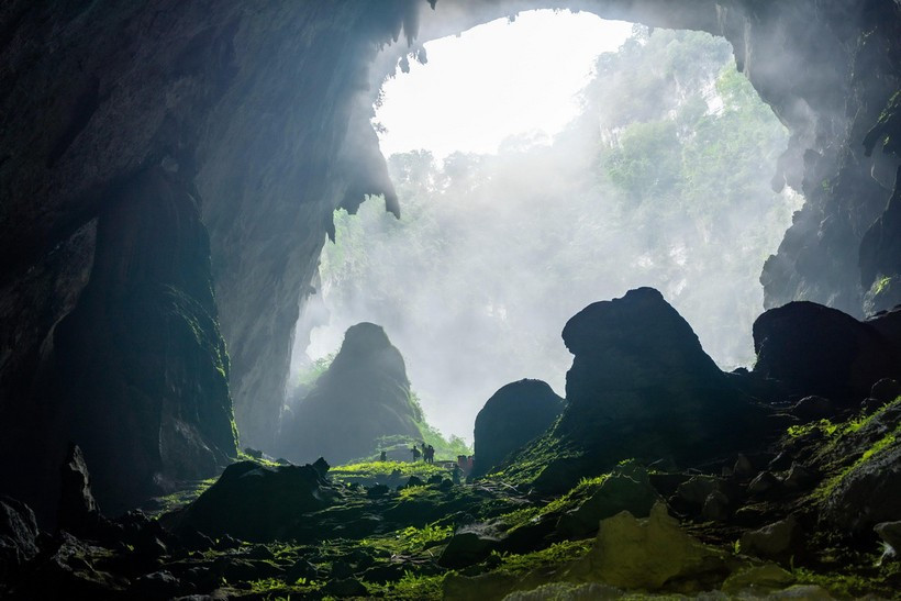 Son Doong Cave, recognised as the world’s largest natural cave, allows visitors to camp overnight and take boat trips along the Khe Ry and Rao Thuong rivers. (Photo: VNA)