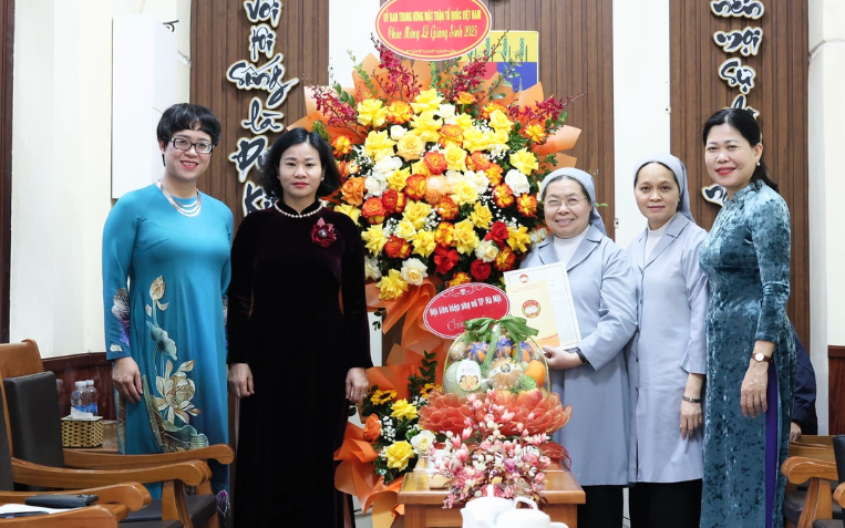 Nguyen Thi Tuyen, Vice President of the Vietnam Fatherland Front (VFF) Central Committee (second, left) visits the Sainte Paul of Chartres (SPC) nuns at the Sainte Marie institute in Hanoi on December 18 to extend Christmas greetings. (Photo: https://phunuvietnam.vn/)