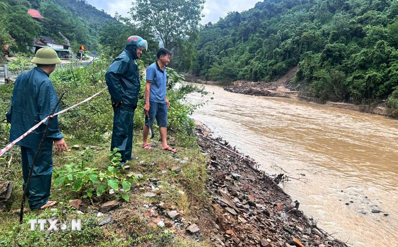 The bomb is found beneath the Nam Mo River in Pung village, Tuong Duong Commune. (Photo: VNA)