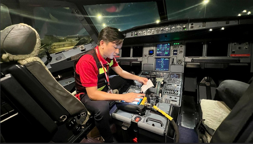 Vietjet engineers work through a 32-hour window to update software on the airline’s Airbus A320 fleet. (Photo: Vietjet)