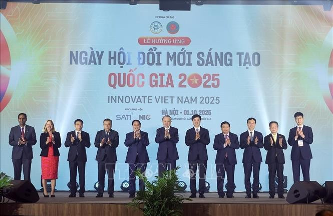 Party General Secretary To Lam (centre), Prime Minister Pham Minh Chinh (fifth from left) and delegates at the event (Photo: VNA)