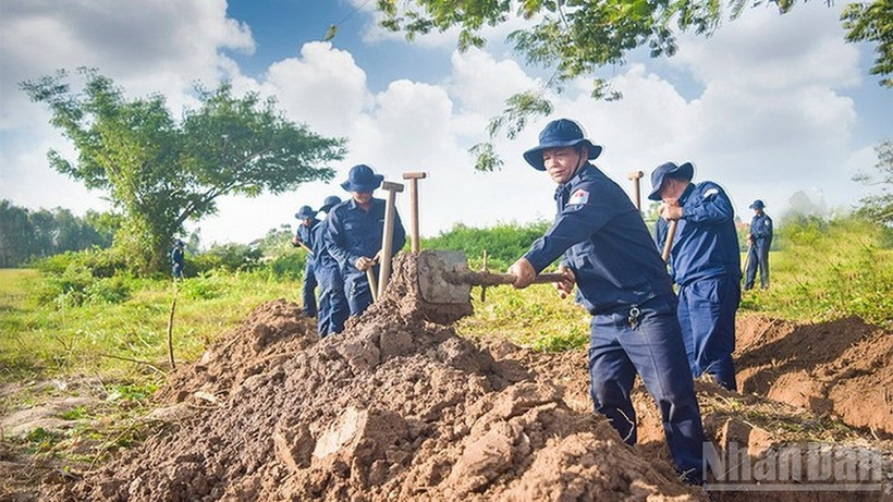 Members of Team K91 search for martyrs’ remains in Prey Veng province, Cambodia. (Photo: nhandan.vn)