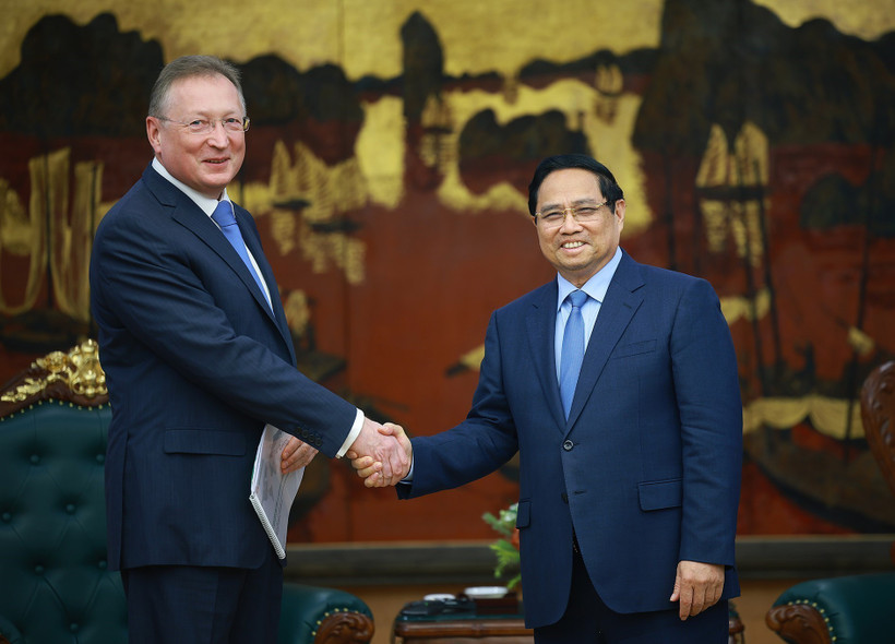 PM Pham Minh Chinh (R) and Zarubezhneft’s General Director Sergei Kudryashov at their meeting in Hanoi on November 27, 2025 (Photo: VNA)