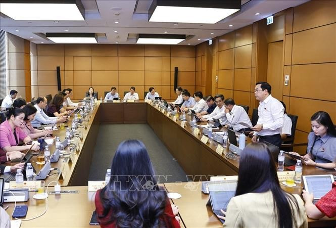 At a group discussion within the 10th session of the 15th National Assembly (Photo: VNA)