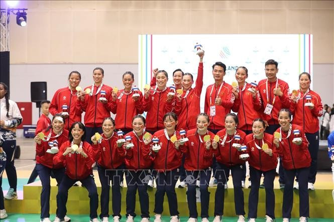 The Vietnamese team win the gold medal in women's handball at the 33rd SEA Games (Photo: VNA)