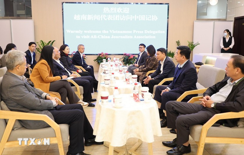 The meeting between the Vietnam Journalists’ Association delegation and their peers from the All-China Journalists Association in Beijing on November 4 (Photo: VNA)