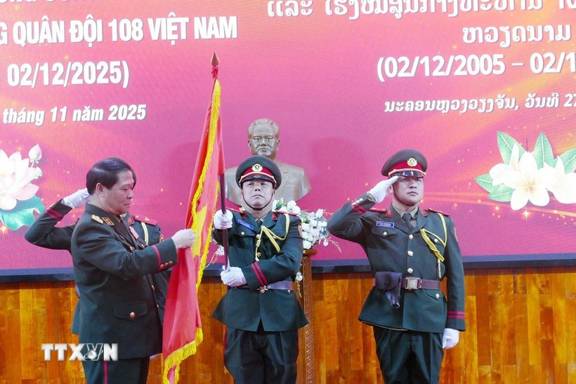 Sen. Lieut. Gen. Vongsone Inpanphim, Lao Deputy Minister of National Defence and Director of the General Department of Politics presents the Friendship Order of Laos to Vietnam’s Central Military Hospital 108. (Photo: VNA)