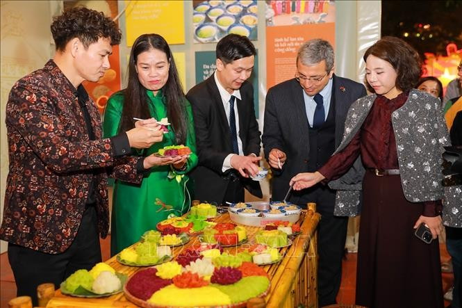 Visitors enjoy Hanoi food at a booth at the festival (Photo: VNA)