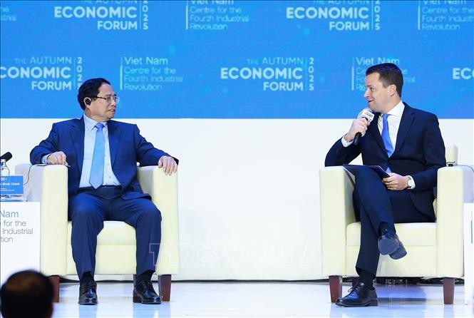 PM Pham Minh Chinh (L) and WEF Managing Director Stephan Mergenthaler (Photo: VNA) 