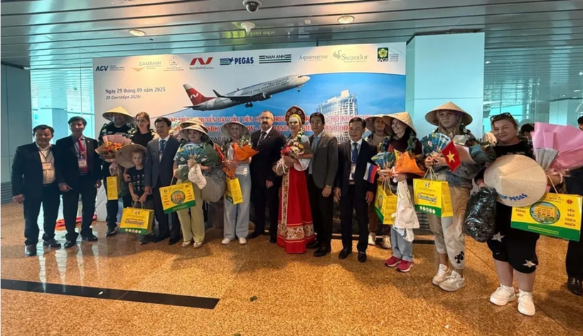 Russian visitors on the first Nordwind flight to Khanh Hoa arrive in the province on September 29. (Photo: VNA)