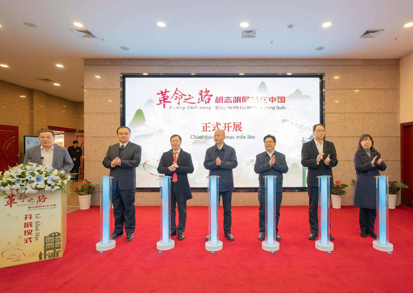 Delegates at the opening ceremony of the themed exhibition “The Revolutionary Path – Comrade Ho Chi Minh in China” in Chongqing. (Photo: baoquocte.vn)