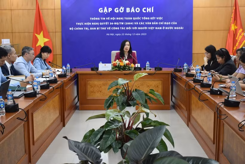 Deputy Foreign Minister Le Thi Thu Hang (centre) speaks at the press conference on December 22 (Photo: VNA)