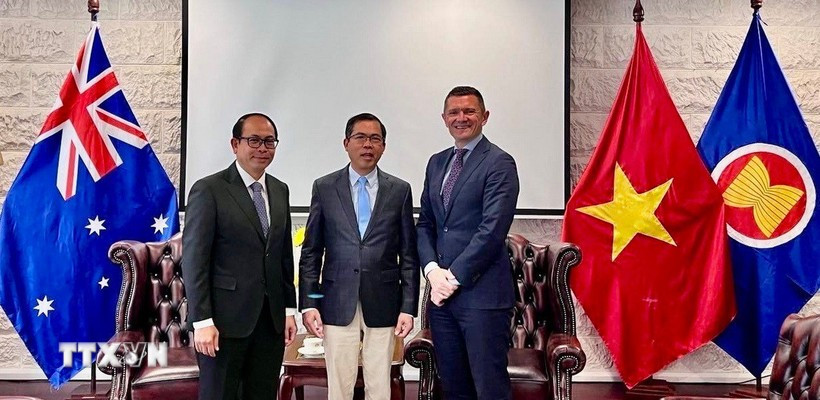 Vietnamese Ambassador to Australia Pham Hung Tam (centre) and Anthony McFarlane (right), communication director of Sunrice Group and Lao Ambassador to Australia, Chatoulong Bouasisavath. (Photo: VNA)