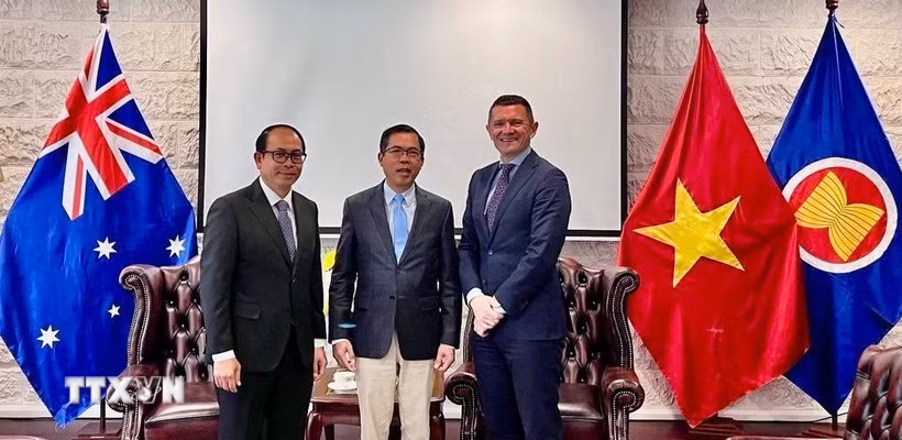 Vietnamese Ambassador to Australia Pham Hung Tam (centre) and Anthony McFarlane (right), communication director of Sunrice Group and Lao Ambassador to Australia, Chatoulong Bouasisavath. (Photo: VNA)