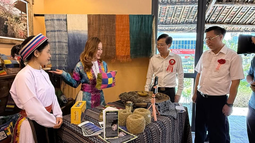 Hemp Hmong Vietnam project goes beyond selling linen fabric, creating a full value chain - from growing hemp, spinning fibres, weaving, and indigo dyeing to producing handicrafts, fashion items, and decorative products. (Photo: sovhttdl.tuyenquang.gov.vn.jpg)