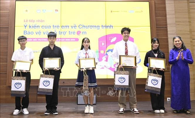 Nguyen Thi Thanh Hoa, Chairwoman of the Vietnam Association for Protection of Child Rights, presents gifts to students at the ceremony (Photo: VNA)