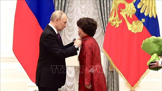 Russian President Vladimir Putin presents the Order of Friendship to Thai Huong, Chairwoman of the Strategy Council of the Vietnamese dairy giant TH Group, in Moscow on November 4 (Photo: VNA)