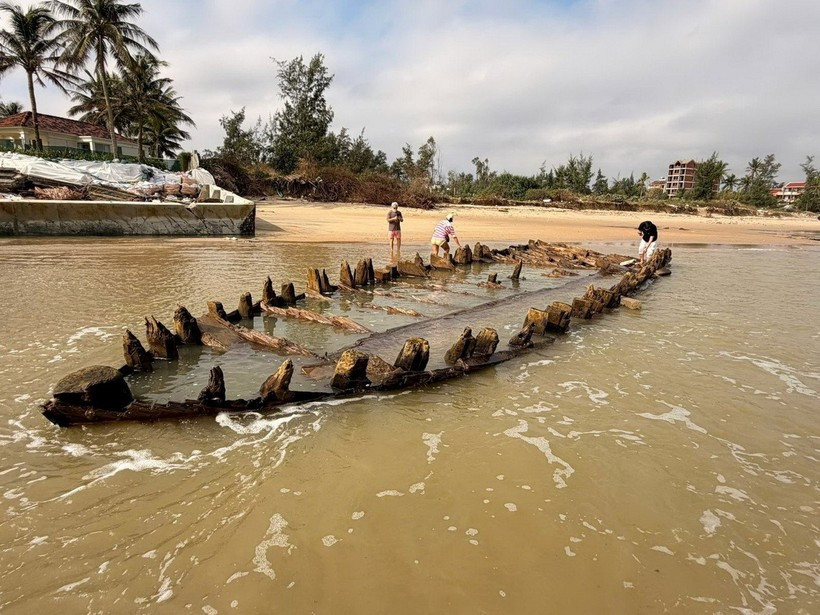 An old shipwreck is found on the beach of Tan Thanh in Hoi An Tay ward, Da Nang city on November 8. (Photo: baodanang.vn)