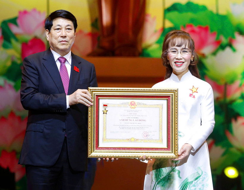 State President Luong Cuong awards the title of Hero of Labour to Dr. Nguyen Thi Phuong Thao, Chairwoman of the Board of Directors of Vietjet Air. (Photo: Vietjet)