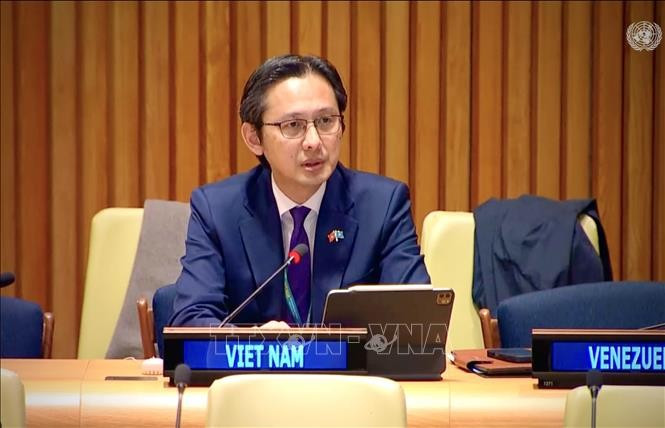 Ambassador Do Hung Viet, Permanent Representative of Vietnam to the UN, speaks at the plenary debate themed “The rule of law at the national and international levels” hosted by the 80th UN General Assembly’s Legal Committee. (Photo: VNA) 
