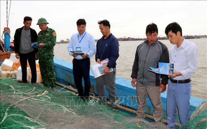 Competent forces of Ninh Binh province inspect a fishing vessel at Ninh Co fishing port (Photo: VNA)