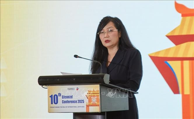 Ambassador and AsianSIL President Dr Pham Lan Dung delivers an opening speech (Photo: VNA)