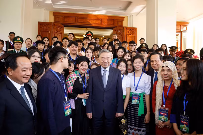 Party General Secretary To Lam meets outstanding and exemplary ethnic minority pupils, students and young people in Hanoi on December 26. (Photo: VNA)